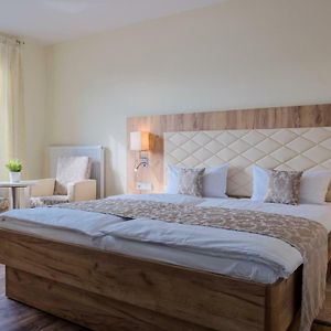 Zimmer mit Kingsize-Bett